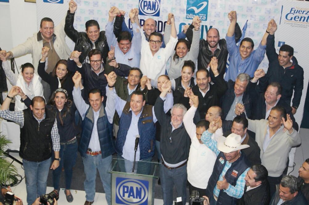 Gerardo Salas Díaz, abanderado del PAN (tercero de izq. a der.), celebró su tr iu n fo con dirigentes del partido, entre ellos Santiago Creel (quinto de izq. a der.) (ESPECIAL)