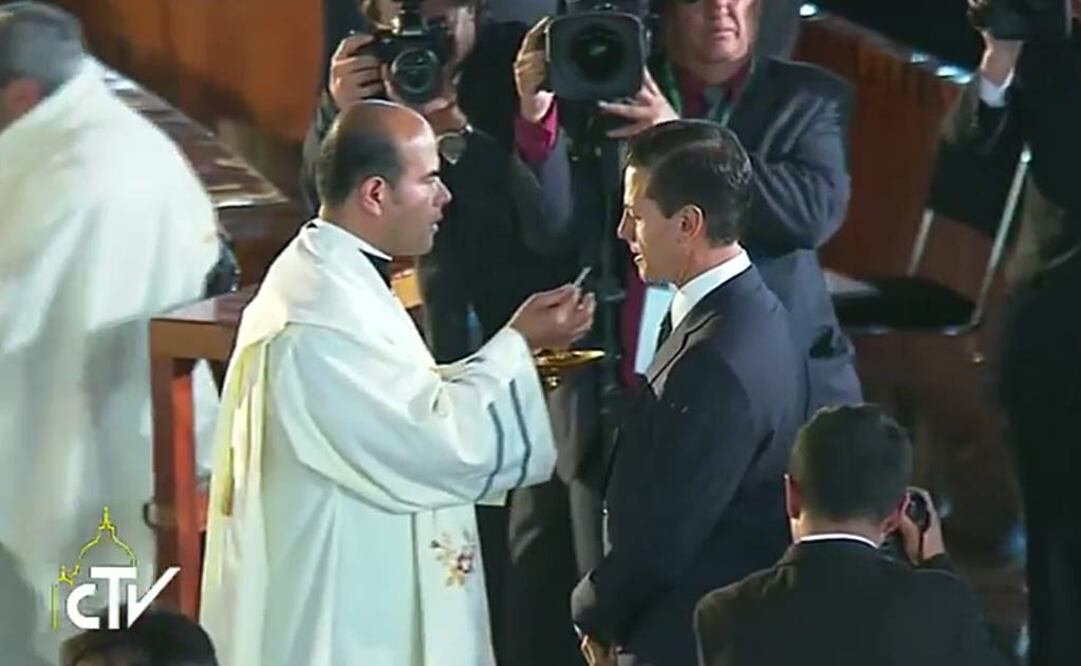 Enrique Peña Nieto y su esposa recibieron la sagrada comunión durante la misa del Papa en la Basílica (Foto: Especial)