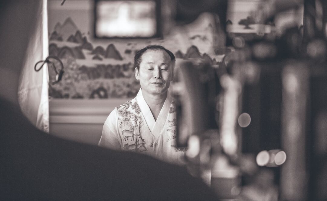 El Maestro Oh es un guía espiritual que explica cómo superar los problemas en sintonía con la naturaleza y el universo.  FOTO: Artegios