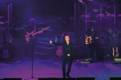 Raphael contagia su “locura” por cantar en México