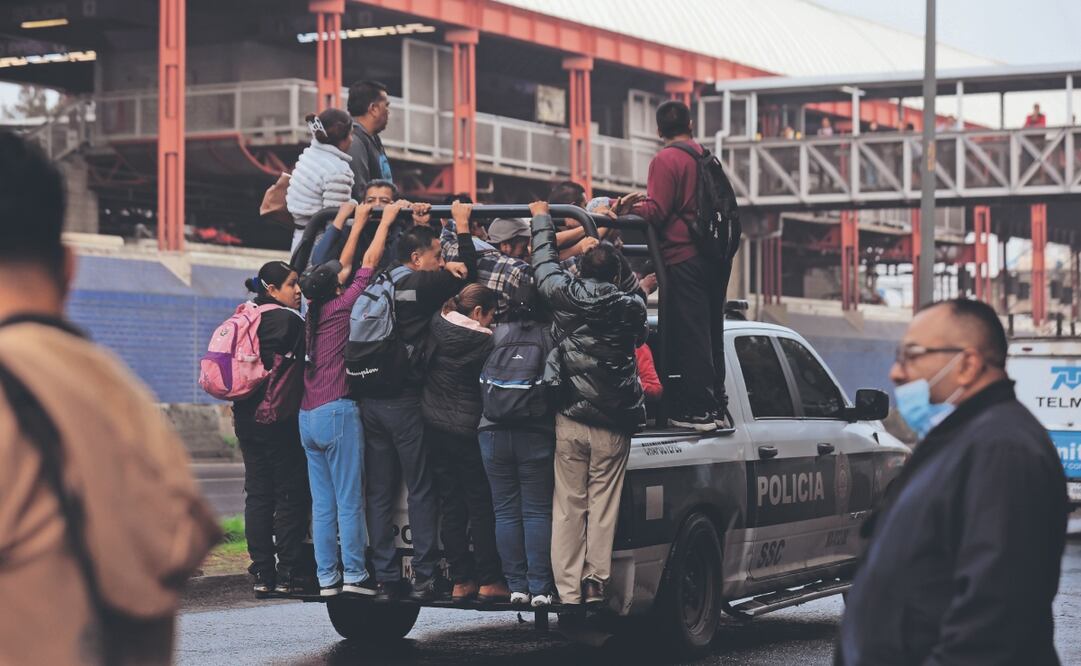 Patrullas de la policía local también transportaron a ciudadanos, ante el cierre de la Línea A del Metro. Foto: de Francisco Rodríguez. El Universal
