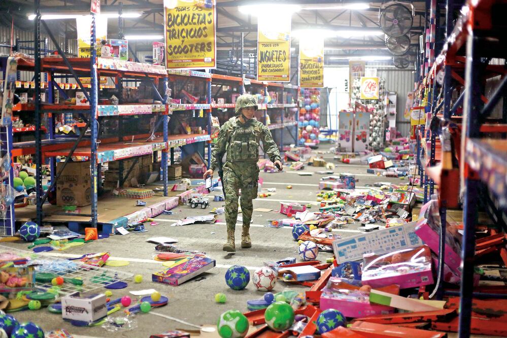 Un soldado en un supermercado del puerto de Veracruz, la semana pasada, después de los saqueos registrados en el estado (ILSE HUESCA. CUARTOSCURO)