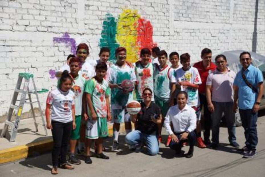 Crean mural “a balonazos” para celebrar triunfo de niños triquis