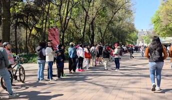 Arranca vacunación contra el sarampión en la CDMX; largas filas se registran en Chapultepec