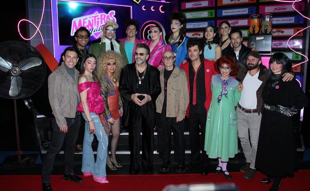 Mijares y parte del elenco e invitados, durante la alfombra roja y función por los 17 años del musical, "Mentiras", en el teatro Aldama de la Ciudad de Mexico.
Foto: Clasos/foto/Alfonso Manzano.