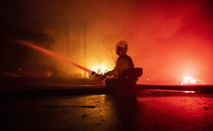 Incendio consume fábrica de muebles en Cholula, Puebla
