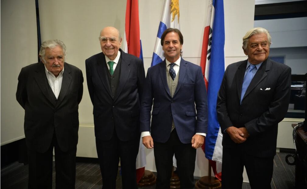 José Mujica, Julio Maria Sanguinetti, Luis Lacalle Pou y Luis Alberto Lacalle - Conferencia del Presidente de la República con los ex Presidentes por el 50 aniversario de la disolución de las Cámaras y el Golpe de Estado en Uruguay, en la Torre Ejecutiva en Montevideo. Foto: cortesía El País