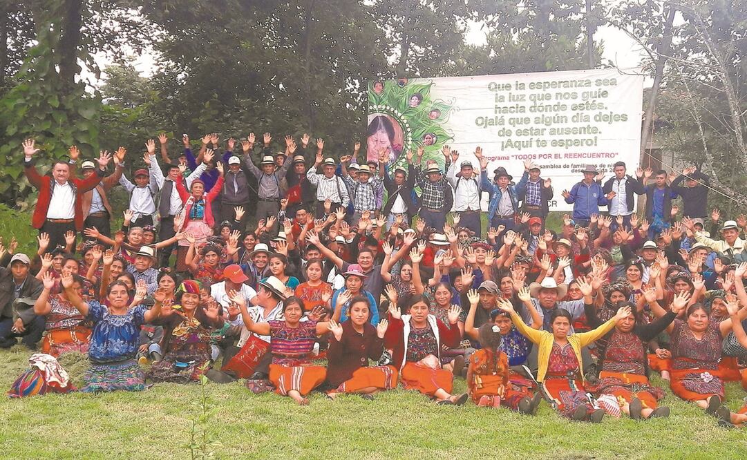 Asamblea de familiares de la etnia Maya Ixil. La aldea es una de las 13 microrregiones en las que participa el programa Todos por el Reencuentro. Fotos: CORTESÍA DE LA LIGA GUATEMALTECA DE HIGIENE MENTAL