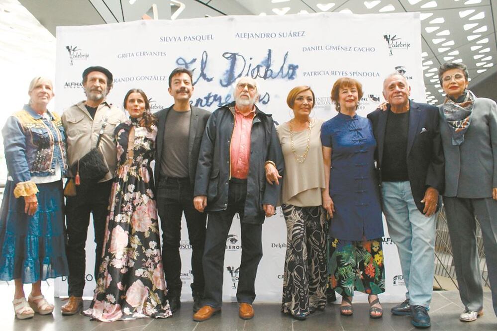 Arturo Ripstein, Sylvia (al centro) y parte del elenco presentaron ayer la película en la Cineteca Nacional, que estrena el 20 de marzo. Karina Contreras. EL UNIVERSAL