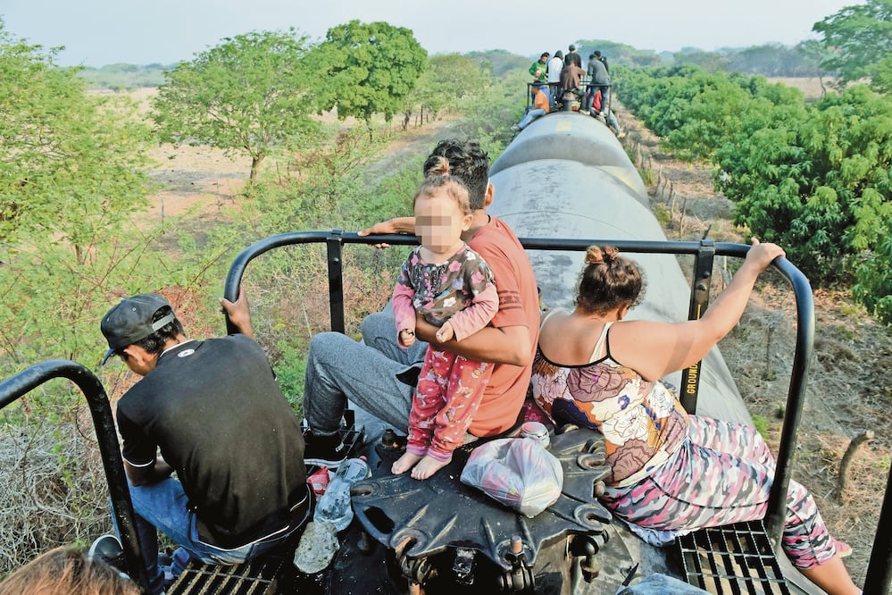 La mayoría de las parejas que viajan con sus hijos tienen entre 20 y 35 años de edad, son originarios de los países de Honduras, El Salvador, Guatemala y, en menor número, de Cuba. FOTOS: JACOB GARCÍA. EL UNIVERSAL
