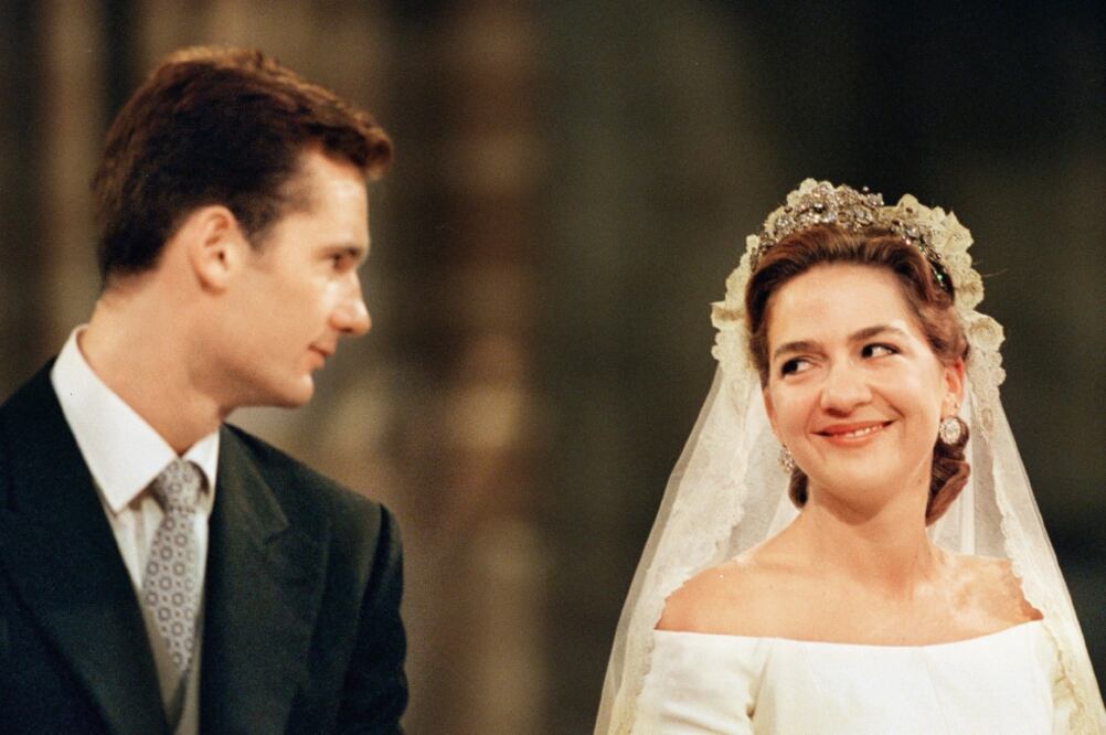 La infanta Cristina e Iñaki Urdangarin el día de su boda, en la catedral de Barcelona, el 4 de octubre de 1997. Actualmente tienen cuatro hijos. (ARCHIVO. EL UNIVERSAL)