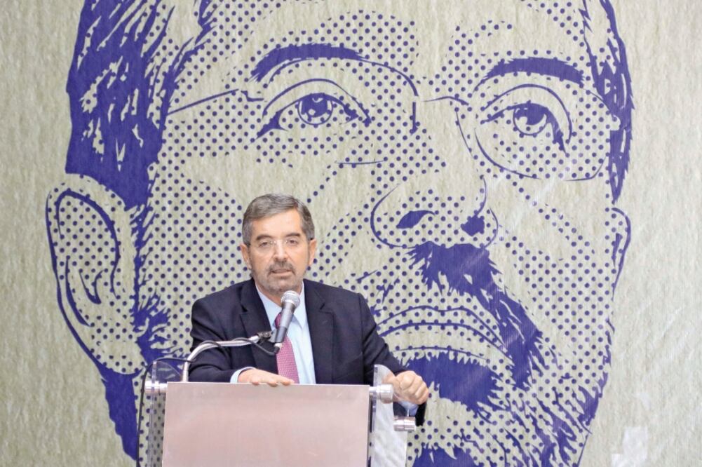 Juan Ramón de la Fuente afirmó, durante la cátedra que lleva su nombre, que las universidades son lo mejor del sistema educativo mexicano, por lo que no deben anticiparse ni considerarse recortes presupuestales (ESPECIAL)