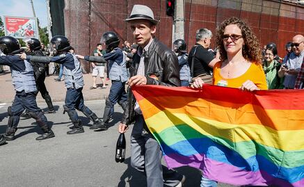 Detienen a hombre armado que iba a Desfile Gay en LA