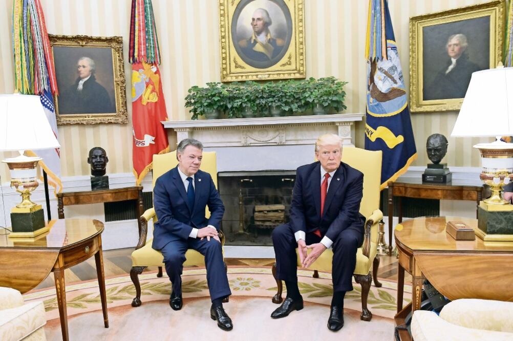 El presidente Trump (der.), recibió ayer ayer a su par colombiano, Juan Manuel Santos, en la Casa Blanca, en Washington (SUSAN WALSH. AP)