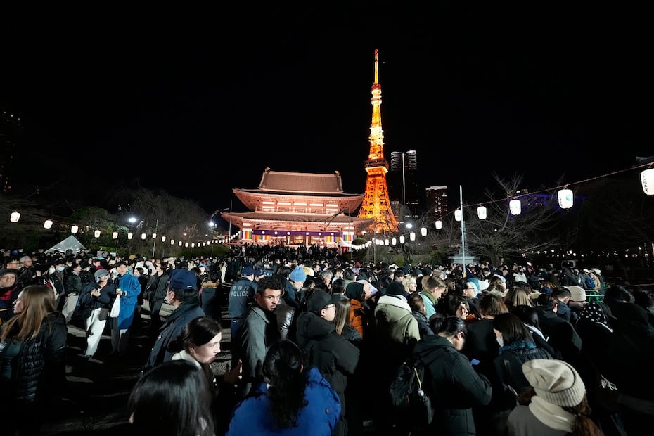 Borrador automático 2 La gente se reunió en el templo budista Zojoji para celebrar el Año Nuevo, en Tokio. FOTO: EUGENE HOSHIKO. AP