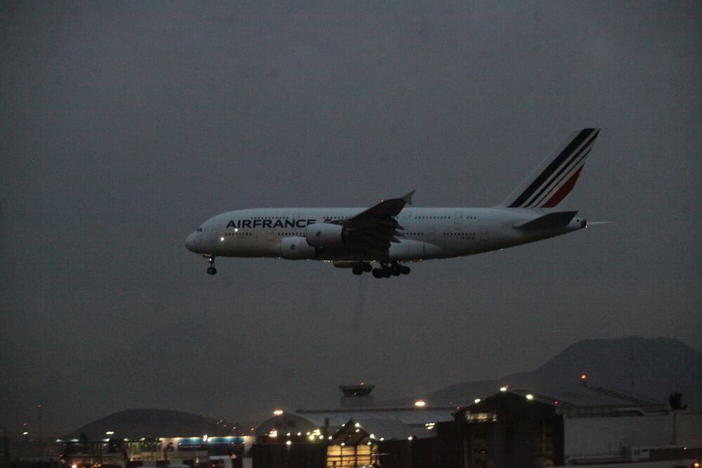 El vuelo AF438 salió del aeropuerto Charles de Gaulle de París a las 13:40 horas tiempo local, y aterrizó en territorio mexicano después de una trayectoria de poco más de 12 horas (LUCÍA GODÍNEZ. EL UNIVERSAL)