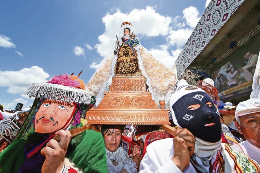 Miembros de un grupo indígena de la Amazonia cargaron sobre sus hombros una figura de la Virgen María durante el encuentro con el Papa Francisco en Puerto Maldonado, Perú. (ALESSANDRO BIANCHI. REUTERS)