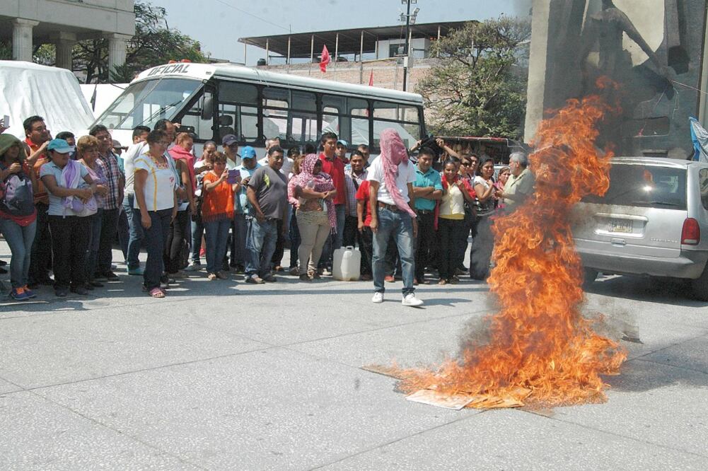 Integrantes de la CETEG quemaron notas que estaban dirigidas a los profesores que no acudieron a realizar la evaluación docente en Guerrero (DASSAEV TÉLLEZ. EL UNIVERSAL)