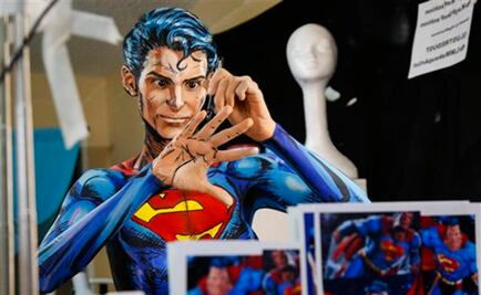 Artista se transforma en Superman