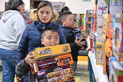 Reyes Magos visitan a los hijos de voceadores
