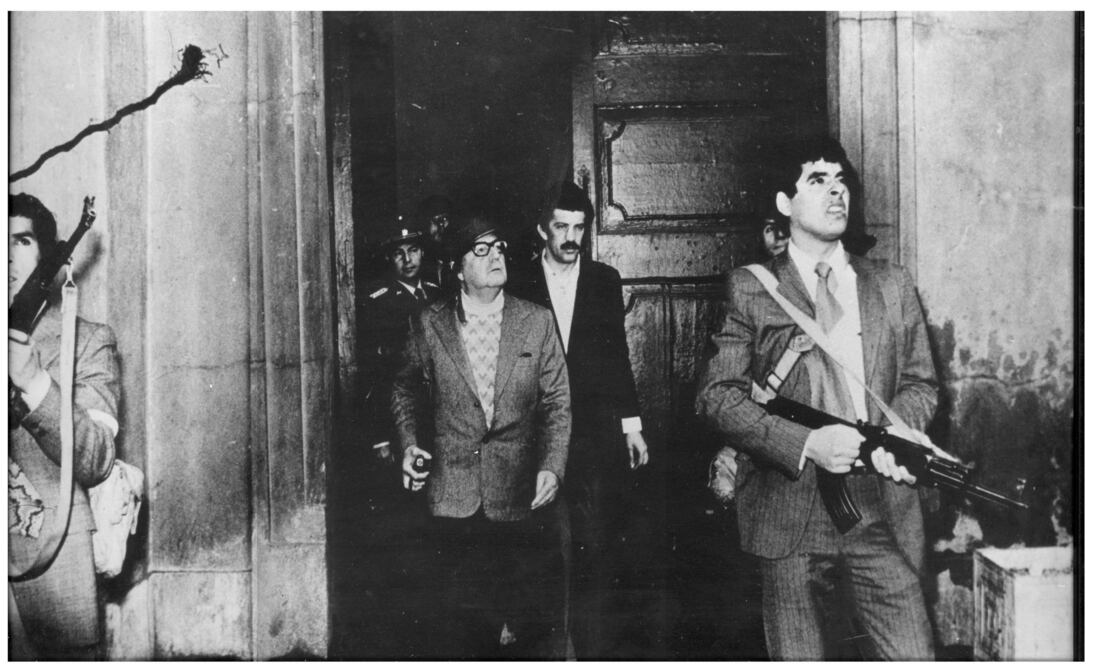 Esta es la última fotografía del derrocado presidente chileno Salvador Allende. La fundación que lleva su nombre considera que fue tomada el 29 de junio de 1973, cuando la fuerza militar activó un fallido golpe de Estado conocido como "Tanquetazo". Agenci