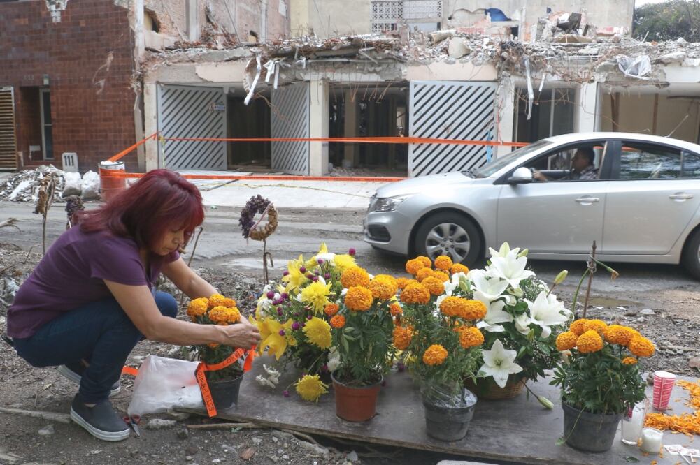 Vecinos de los inmuebles afectados de Ámsterdan y Laredo pusieron flores para honrar a los fallecidos (CUARTOSCURO)