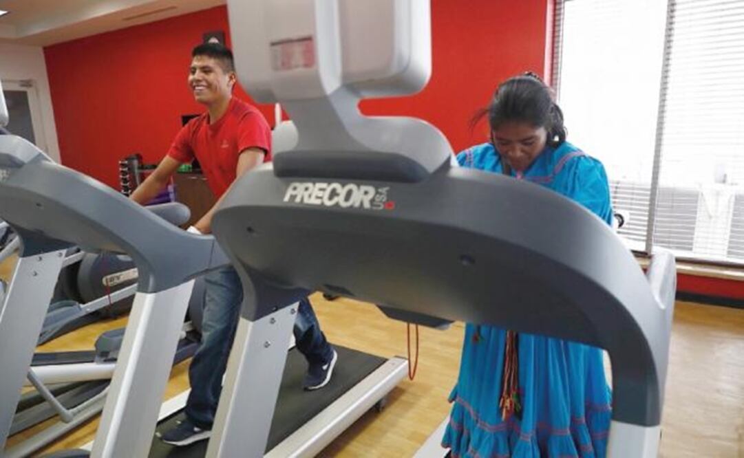 Juana, Lorena and Mario Ramírez used the walkers at the gym of the hotel they stayed in. They had never used one before – Photo: Yadín Xolalpa/EL UNIVERSAL