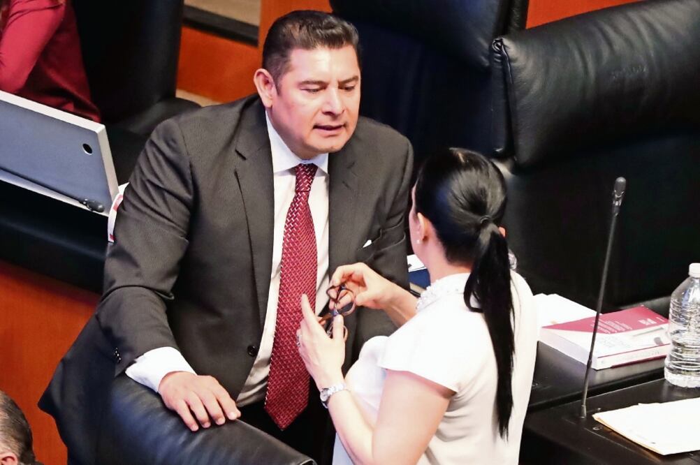Los senadores Alejandro Armenta (imagen) y Nancy de la Sierra solicitaron licencia a su cargo para buscar la candidatura a la gubernatura de Puebla. Foto: LUCÍA GODÍNEZ. EL UNIVERSAL