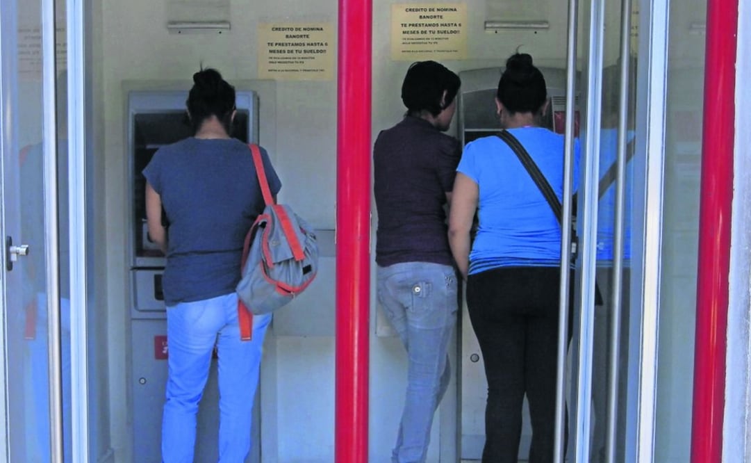 El año pasado se reclamaron 2 mil 495 mdp en dinero no entregado en operaciones en cajeros automáticos. Foto: Archivo | El Universal