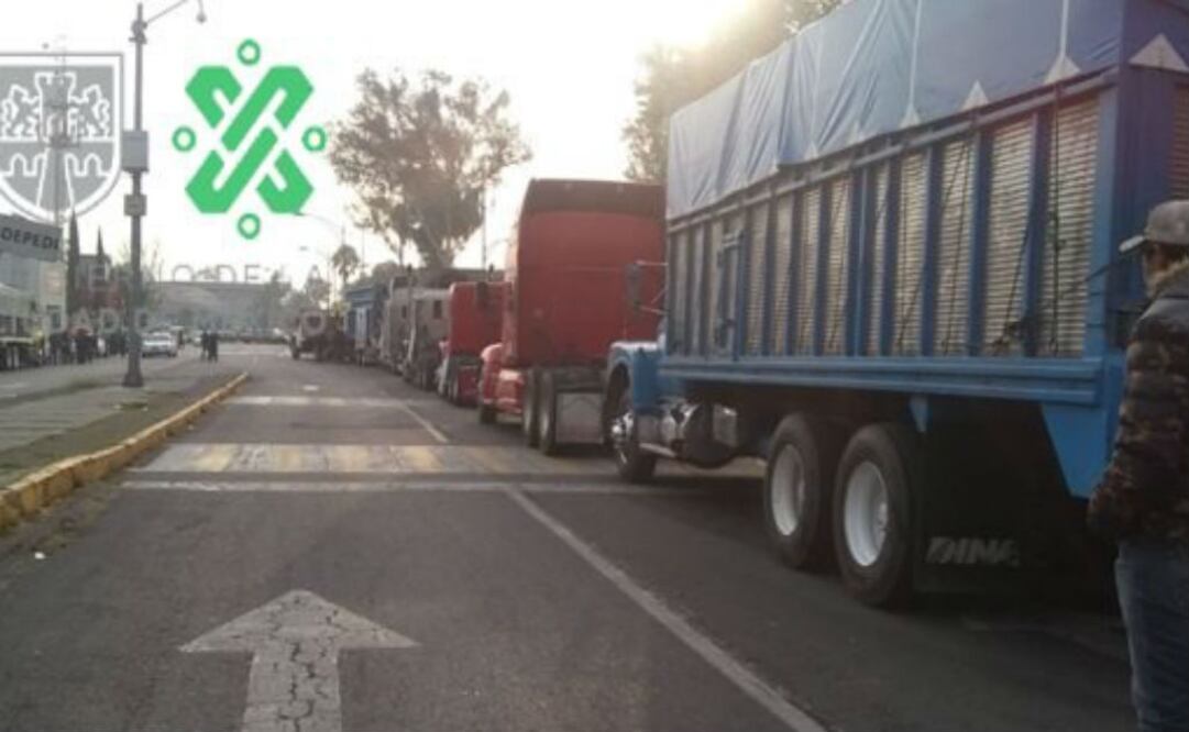 Arribo de transportistas en inmediaciones de la Cámara de Diputados. Foto: @OVIALCDMX