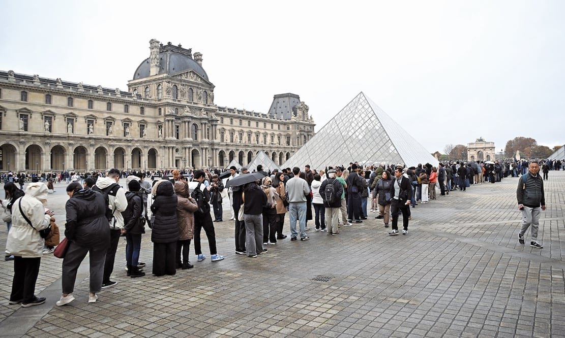 Personas hacen fila frente al Museo del Louvre, que permanece cerrado durante tras el robo de joyas del domingo 20 de octubre de 2025 en París. Foto: AP Photo/Emma Da Silva.