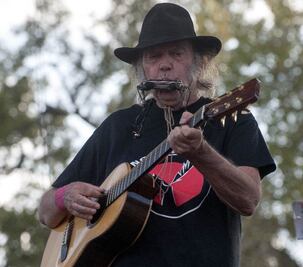 Neil Young retira su música del streaming