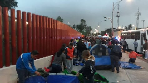 Integrantes de la CNTE acampan afuera de la Cámara de Diputados