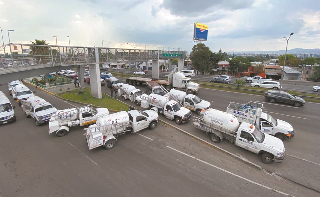 Aunque no hubo paro de actividades, al menos 150 trabajadores protestaron y bloquearon la México-Querétaro, generando serios problemas de tránsito. Foto: DEMIAN CHÁVEZ. EL UNIVERSAL QUERÉTARO