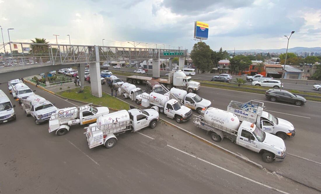 Aunque no hubo paro de actividades, al menos 150 trabajadores protestaron y bloquearon la México-Querétaro, generando serios problemas de tránsito. Foto: DEMIAN CHÁVEZ. EL UNIVERSAL QUERÉTARO