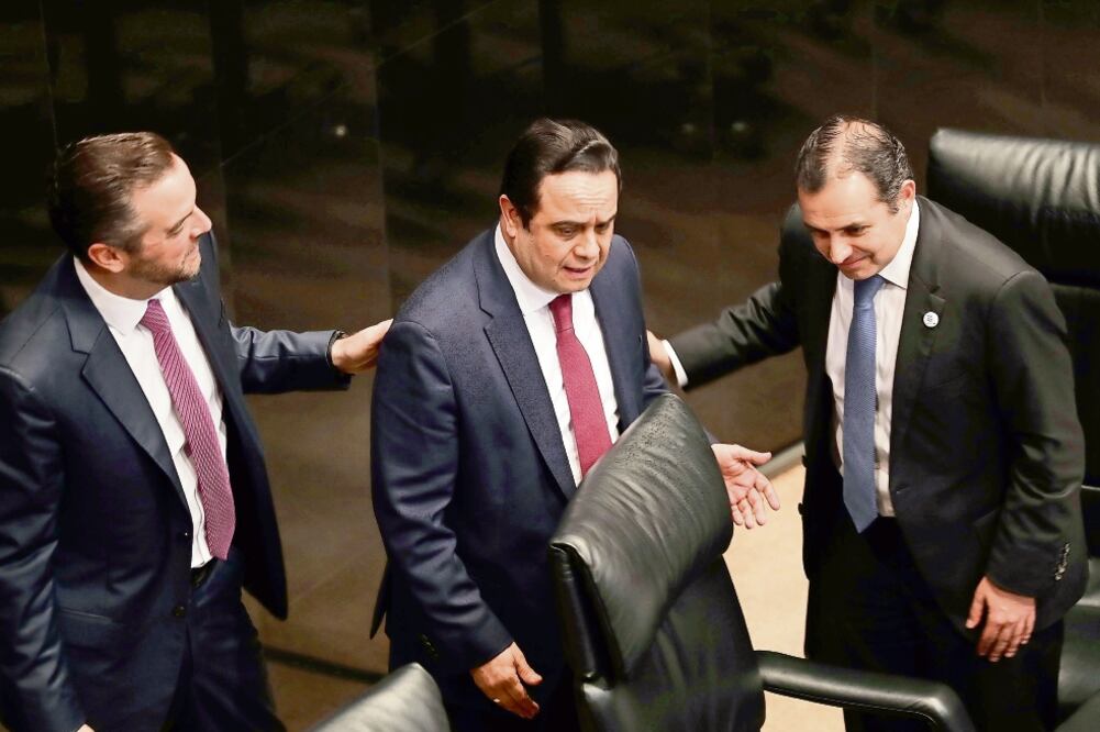 Francisco Acuña Llamas (centro), comisionado presidente del Inai, acudió al Senado, presidido por Ernesto Cordero (der.) para rendir su Informe de Labores Octubre 2016-Septiembre 2017. (JUAN CARLOS REYES. EL UNIVERSAL)