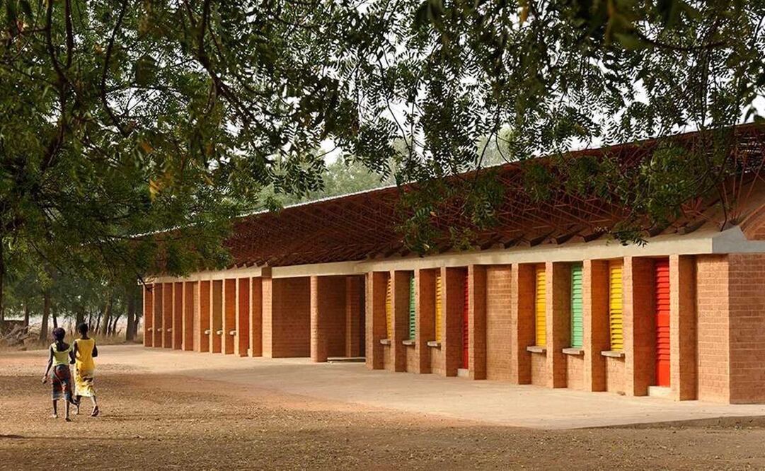 Escuela primaria de Gando
Es su obra más famosa. La historia detrás de este edificio es sumamente personal para  Diébédo Francis Kéré, pues la construyó a un durante sus años de universitarios, luego de recaudar 50 mil dólares con un objetivo: dar un lugar digno donde estudiar a los niños de su pueblo para que no fueran separados de sus familias, como a él le pasó. Foto: Cortesía Erik-Jan Owerkerk