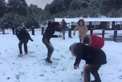 Visitantes disfrutan de la nieve en Paso de Cortés