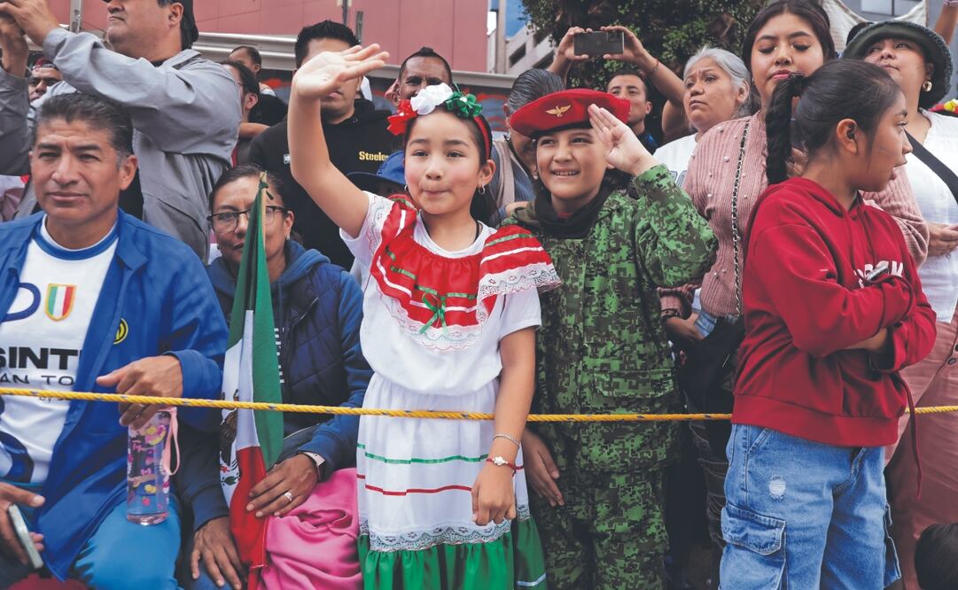 Muchas niñas salieron a las calles con casco puesto, camisa y pantalón de camuflaje, botas y chaleco tácticos e insignias de rango, de la mano de sus abuelas, madres y hermanas. Foto: de Carlos Mejía. El Universal