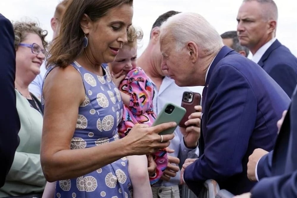 El mandatario estadounidense, Joe Biden, mientras saluda a los miembros del personal de la embajada y sus familias. Foto: AP
