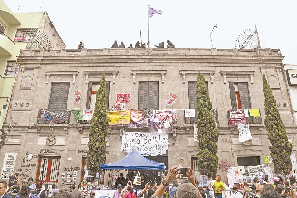 En al menos seis estados, entre ellos la capital del país, mujeres víctimas de violencia de género y feministas han tomado los edificios de comisiones de derechos humanos. Foto: HUGO GARCÍA. EL UNIVERSAL