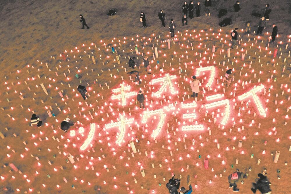 Velas forman las palabras “memoria” y “conectando el futuro” en el Museo de la Memoria del Gran Terremoto del Este de Japón y el Desastre Nuclear de Futaba, en la prefectura de Fukushima. Foto: Kazuhiro Nogi. AFP