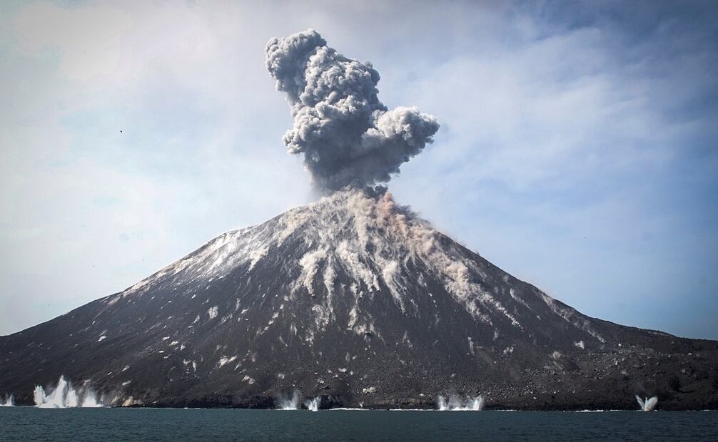 El expresidente Felipe Calderon confudió al volcán asiático con el Popocatépetl. Foto: EFE