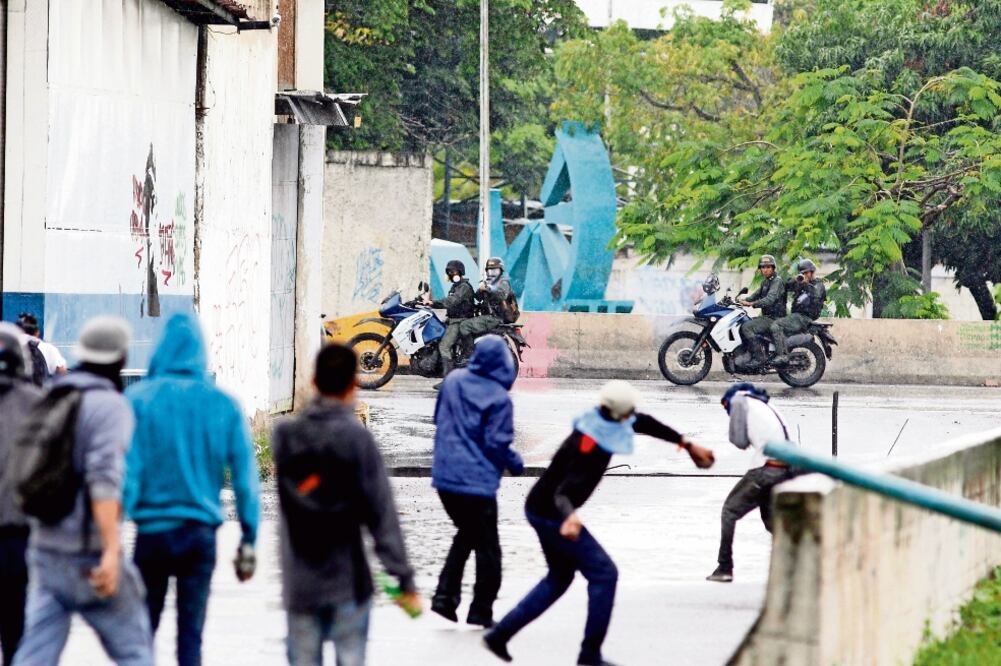 Opositores al gobierno de Nicolás Maduro se enfrentaron ayer contra las fuerzas de seguridad venezolanas, lo que dejó más de 10 heridos. Diputados informaron que hoy van a seguir las protestas. (ARIANA CUBILLOS. AP)