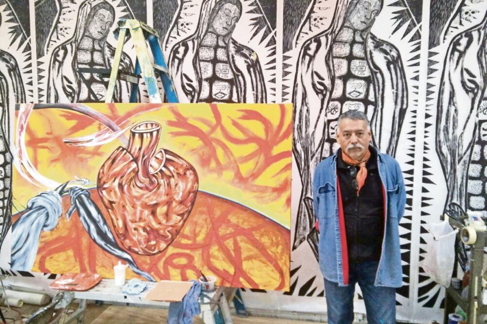 En el taller de Héctor Duarte se pueden apreciar diversos símbolos que utiliza en su arte como una manera de crítica social, como las vírgenes del maíz, una serie contra los transgénicos, y las obras con mariposas monarca (VÍCTOR SANCHO. EL UNIVERSAL)