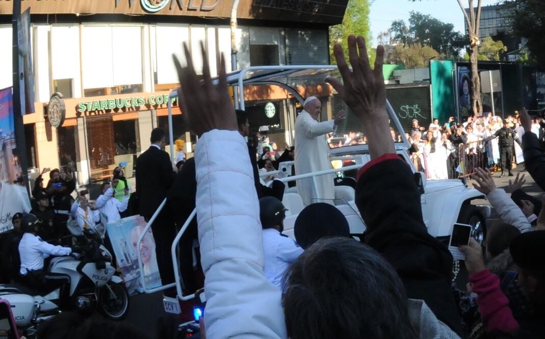 Papa saluda a fieles afuera de Nunciatura; va a Palacio Nacional