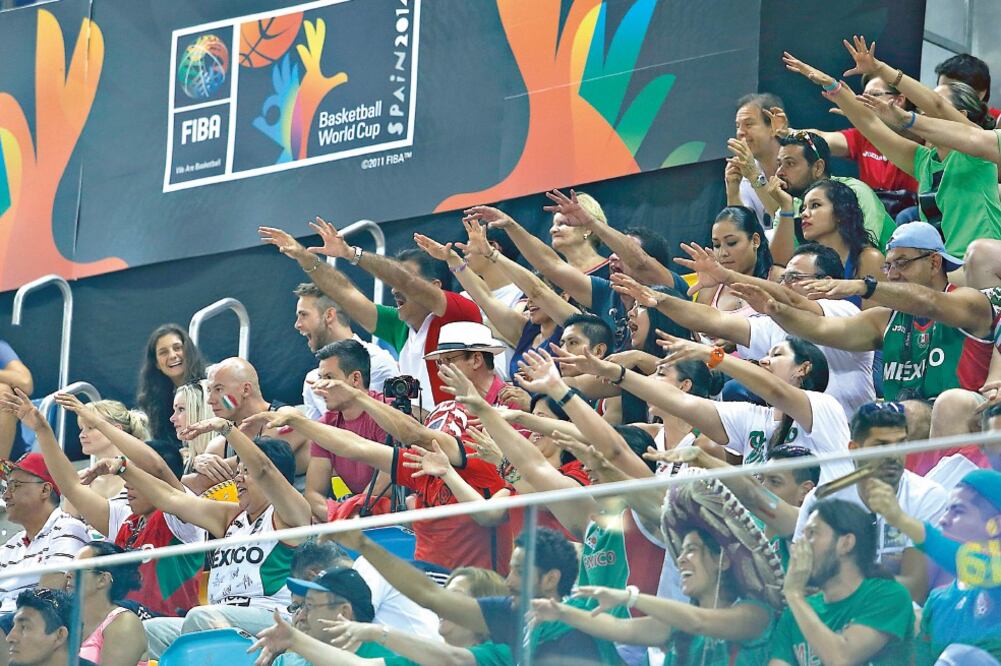 Hasta las tribunas del basquetbol llegó el “contagio” con el festivo grito con todo y ritual (ETZEL ESPINOSA. IMAGO7)