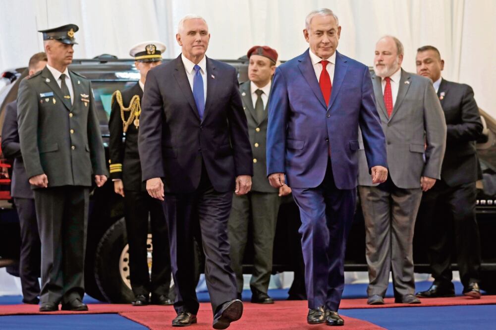 El vicepresidente de EU, Mike Pence (izq.), se reunió ayer con el primer ministro de Israel, Benjamin Netanyahu (der.), en Jerusalén (MENAHEM KAHANA. AFP)