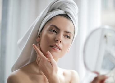 ¿Para qué sirve aplicar aceite de árbol de té en el rostro?