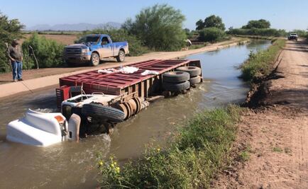 Se vuelca pipa con agroquímico en canal de Ahome, Sinaloa